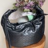 Sac à main tressé en similicuir noir – Élégance et modernité