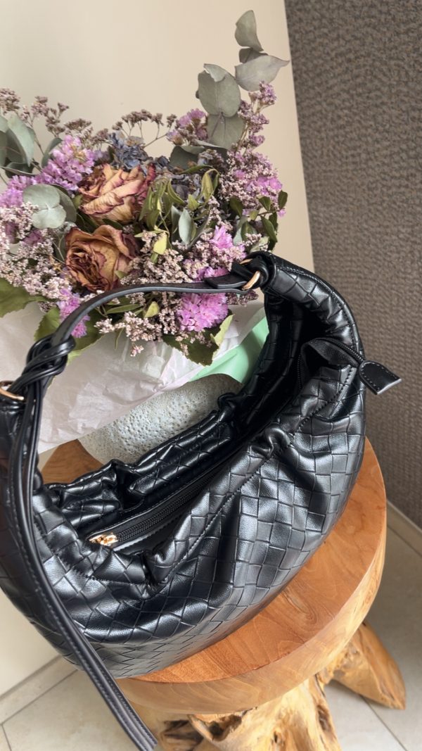 Sac à main tressé en similicuir noir – Élégance et modernité