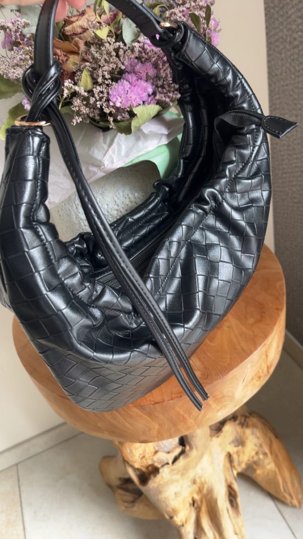 Sac à main tressé en similicuir noir – Élégance et modernité