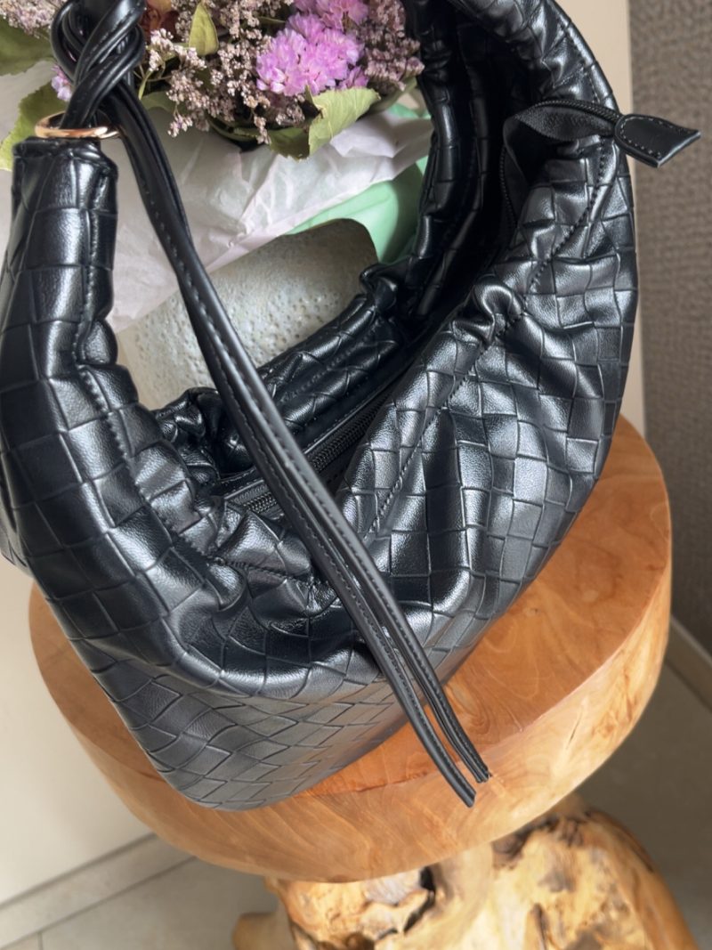 Sac à main tressé en similicuir noir – Élégance et modernité
