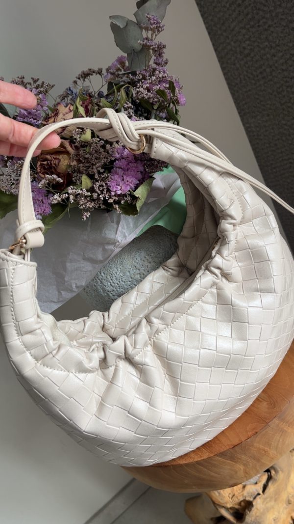 Sac à main tressé en similicuir beige – Élégance et modernité
