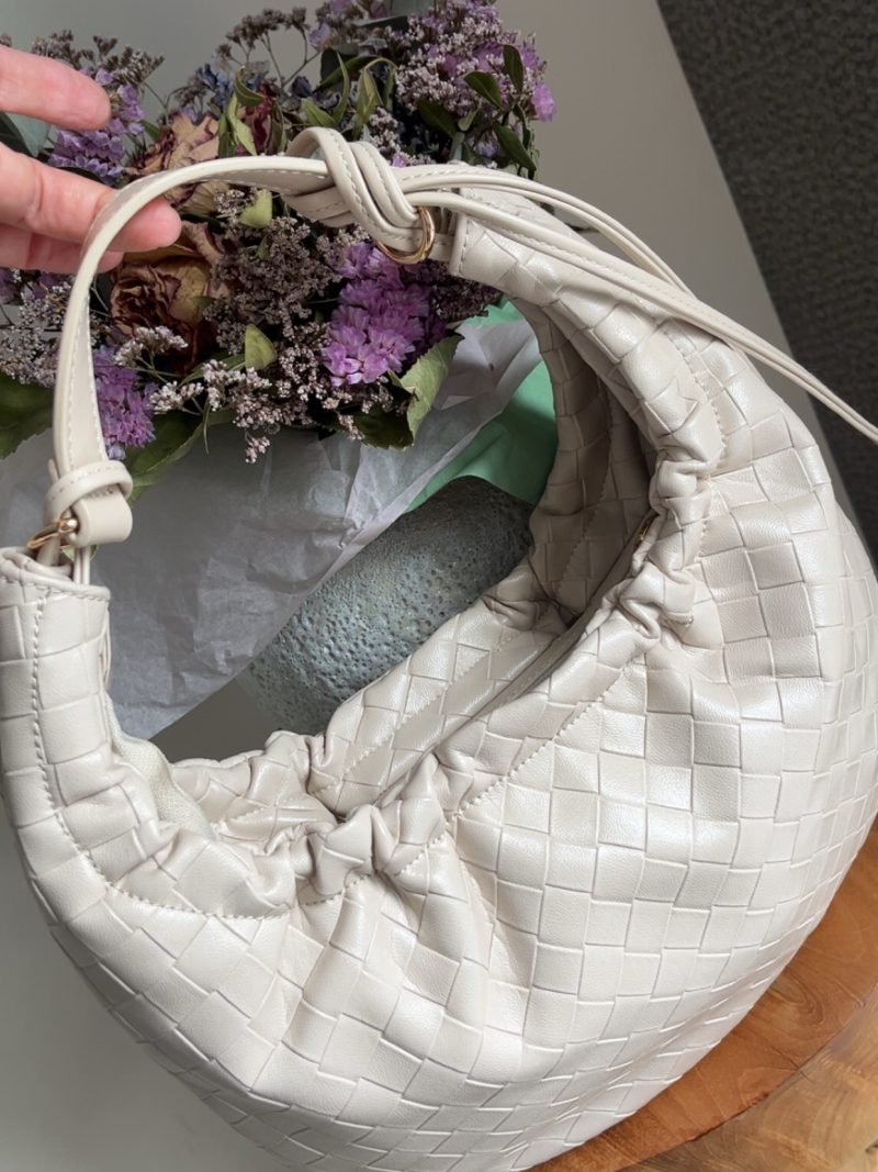 Sac à main tressé en similicuir beige – Élégance et modernité