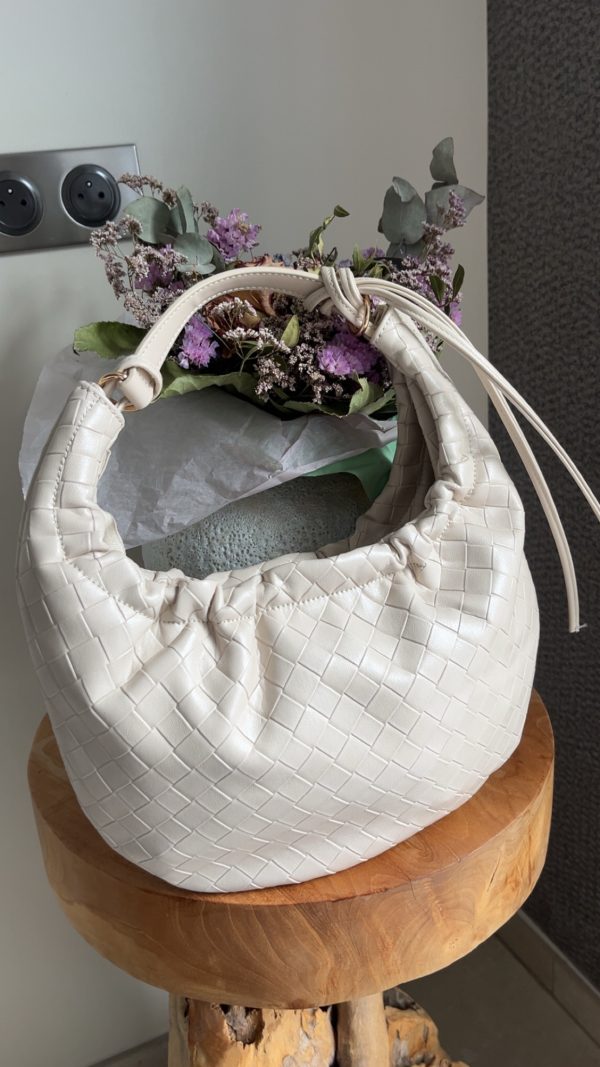 Sac à main tressé en similicuir beige – Élégance et modernité