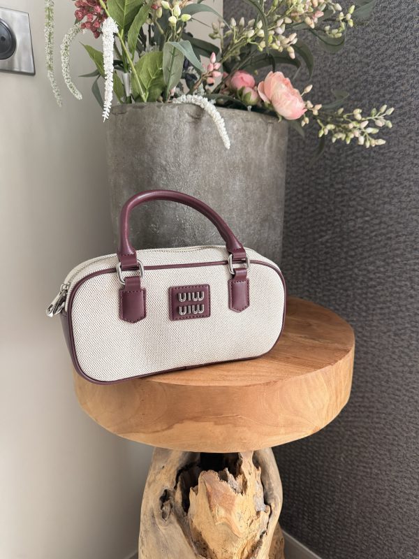 Sac à main bordeaux effet tweet  et cuir lisse – Élégance naturelle et design compact