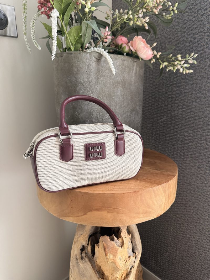 Sac à main bordeaux effet tweet  et cuir lisse – Élégance naturelle et design compact