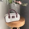 Sac à main bordeaux effet tweet  et cuir lisse – Élégance naturelle et design compact