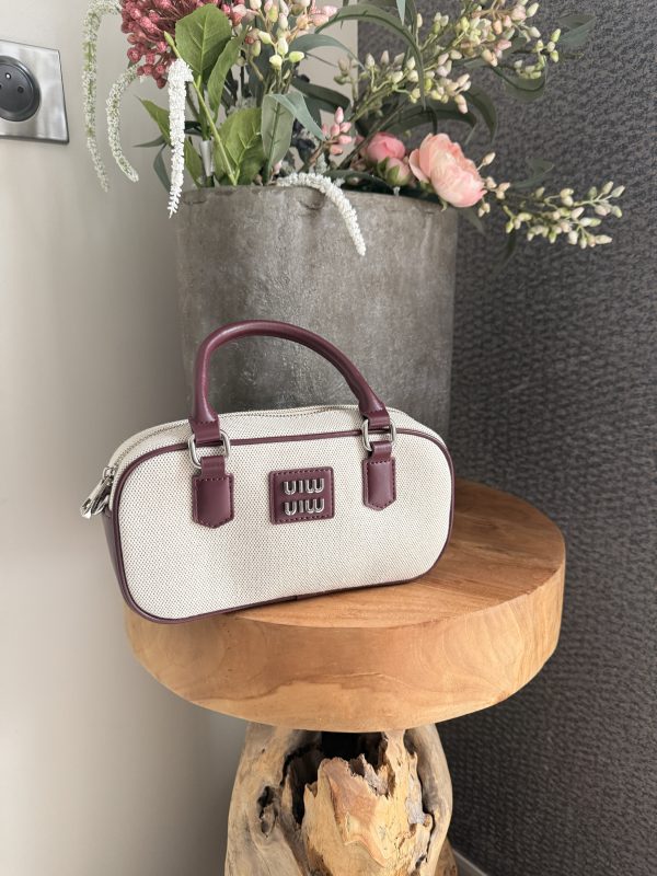 Sac à main bordeaux effet tweet  et cuir lisse – Élégance naturelle et design compact