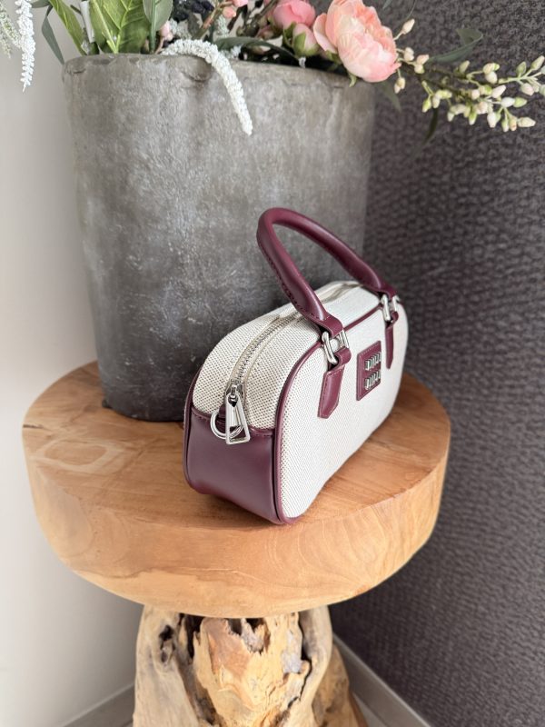 Sac à main bordeaux effet tweet  et cuir lisse – Élégance naturelle et design compact