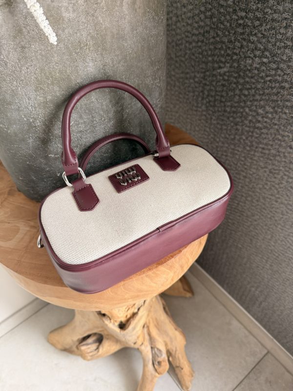 Sac à main bordeaux effet tweet  et cuir lisse – Élégance naturelle et design compact