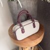 Sac à main bordeaux effet tweet  et cuir lisse – Élégance naturelle et design compact