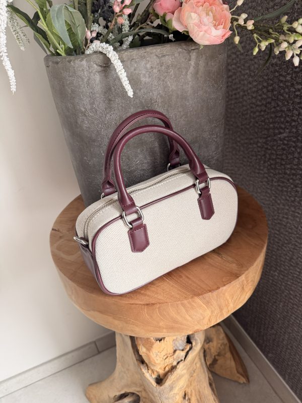 Sac à main bordeaux effet tweet  et cuir lisse – Élégance naturelle et design compact