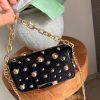 img_7820 Mini sac noir clouté à chaîne dorée – Glamour et caractère