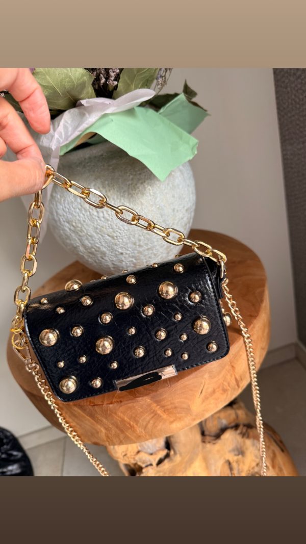 img_7820 Mini sac noir clouté à chaîne dorée – Glamour et caractère