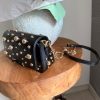 img_7821 Mini sac noir clouté à chaîne dorée – Glamour et caractère