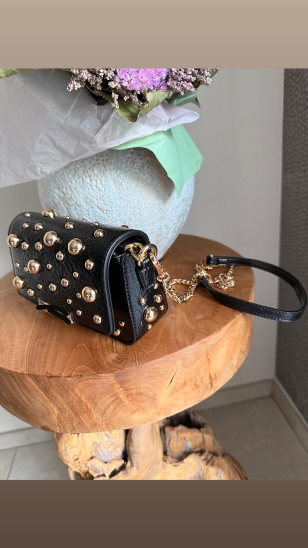 img_7821 Mini sac noir clouté à chaîne dorée – Glamour et caractère