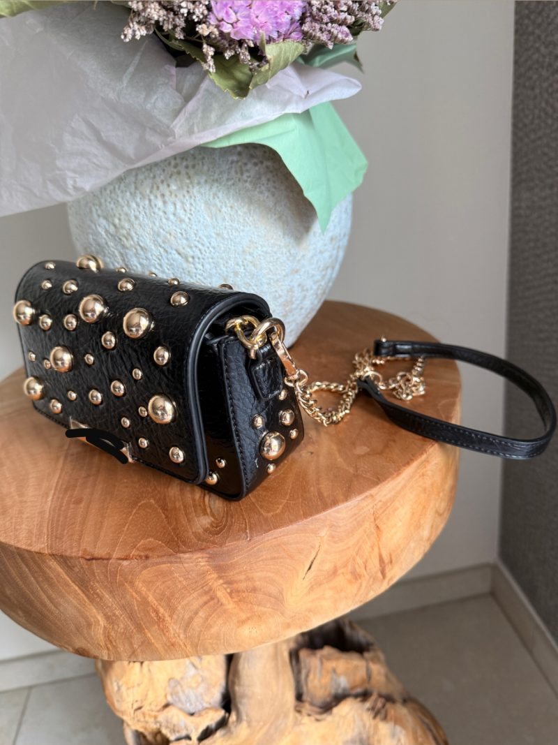 Mini sac noir clouté à chaîne dorée – Glamour et caractère