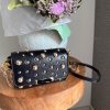 img_7822 Mini sac noir clouté à chaîne dorée – Glamour et caractère