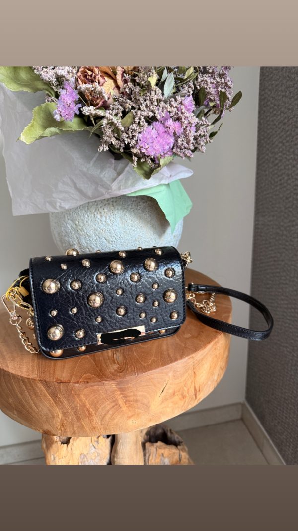 img_7822 Mini sac noir clouté à chaîne dorée – Glamour et caractère