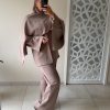 Ensemble fluide taupe avec étole intégrée – Élégance et confort au quotidien