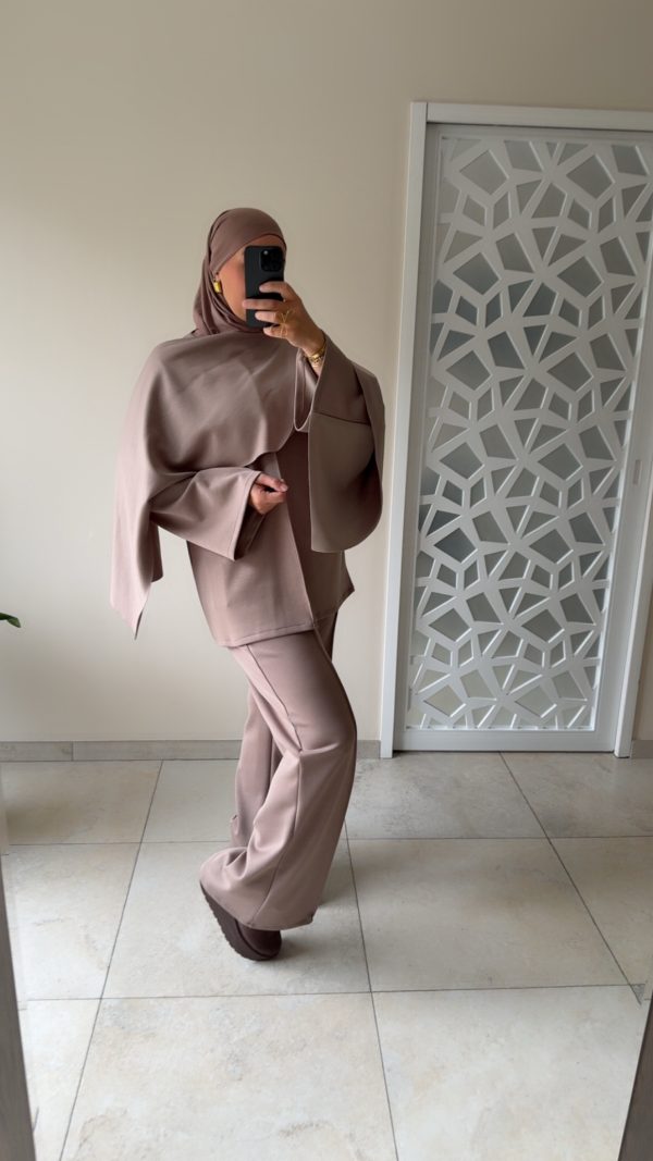 Ensemble fluide taupe avec étole intégrée – Élégance et confort au quotidien