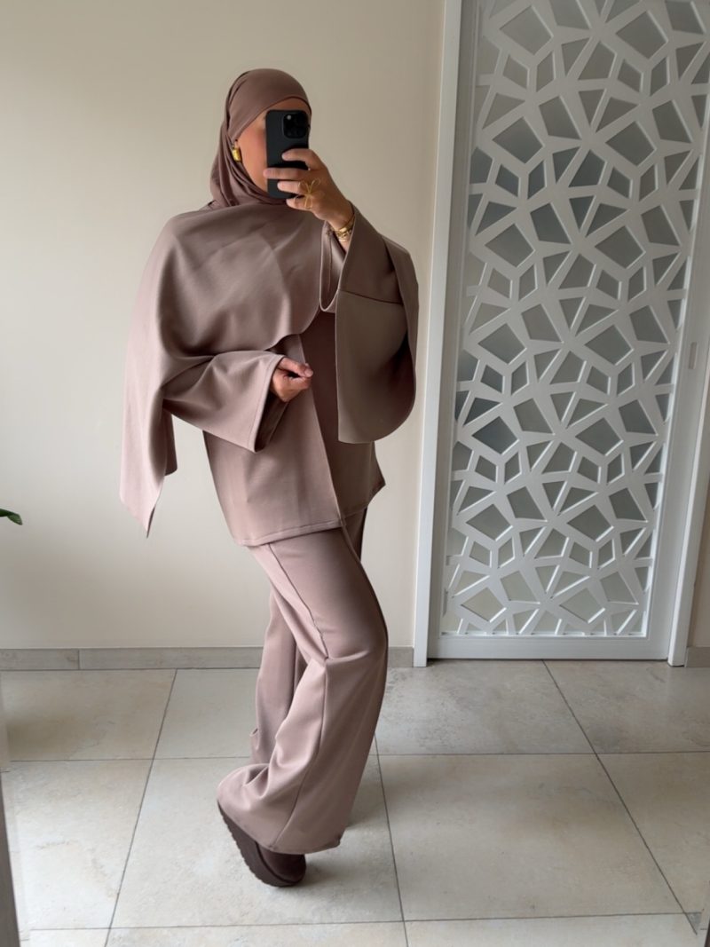 Ensemble fluide taupe avec étole intégrée – Élégance et confort au quotidien