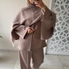 Ensemble fluide taupe avec étole intégrée – Élégance et confort au quotidien
