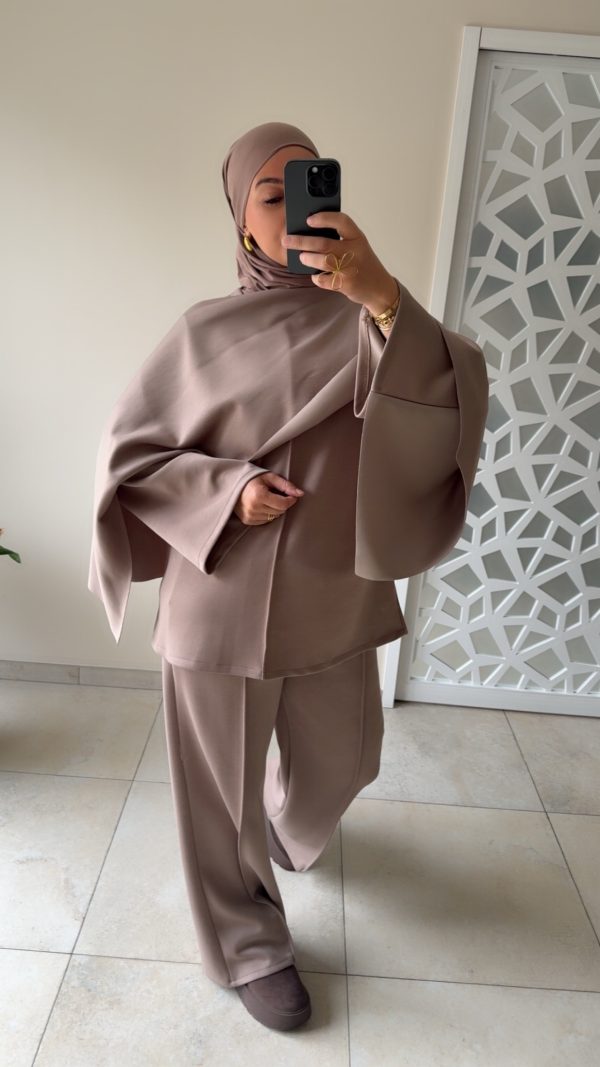 Ensemble fluide taupe avec étole intégrée – Élégance et confort au quotidien