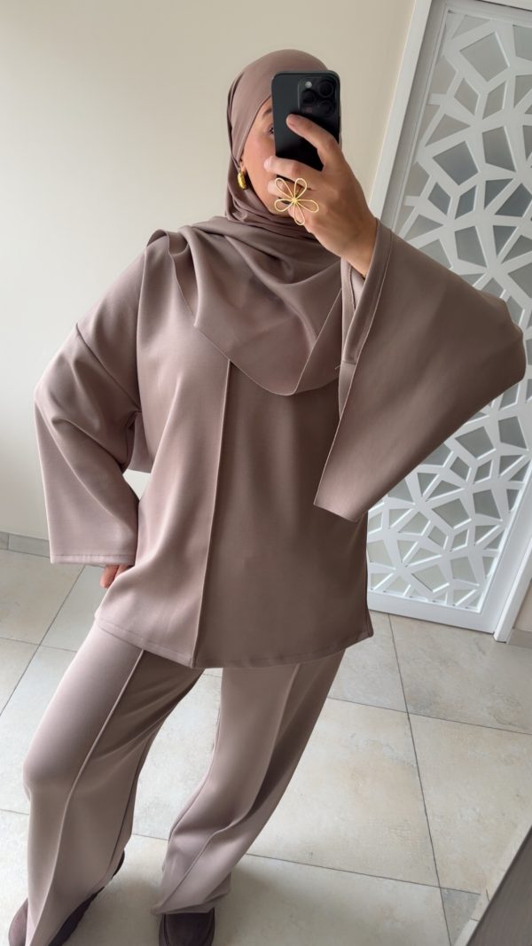Ensemble fluide taupe avec étole intégrée – Élégance et confort au quotidien