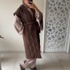 Manteau marron long sans manches matelassé avec ceinture