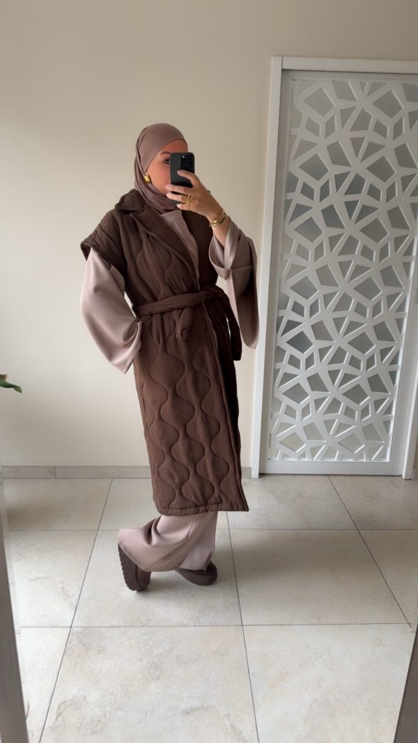 Manteau marron long sans manches matelassé avec ceinture