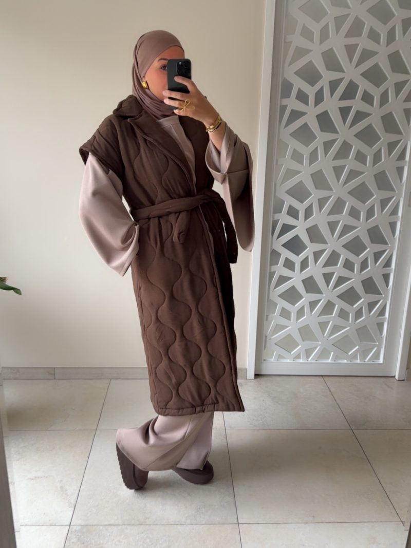 Manteau marron long sans manches matelassé avec ceinture