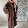 Manteau marron long sans manches matelassé avec ceinture