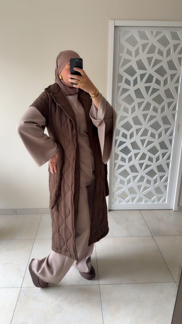 Manteau marron long sans manches matelassé avec ceinture