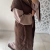Manteau marron long sans manches matelassé avec ceinture