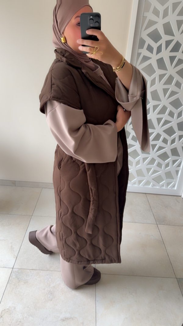 Manteau marron long sans manches matelassé avec ceinture