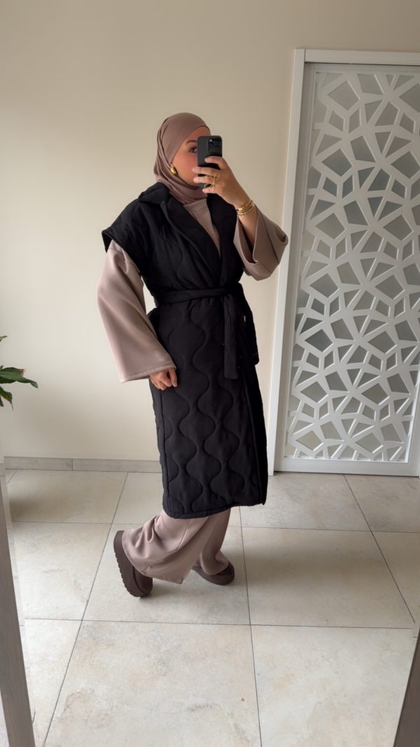 img_8440 Manteau noir long sans manches matelassé avec ceinture