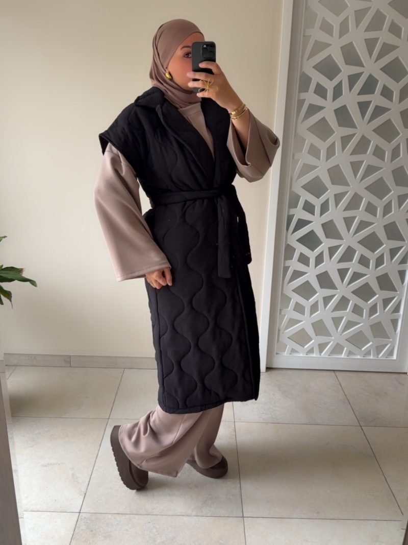 Manteau noir long sans manches matelassé avec ceinture