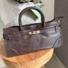 Sac à main marron en simili cuir – Élégance et raffinement