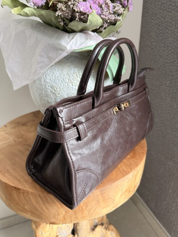 Sac à main marron en simili cuir – Élégance et raffinement