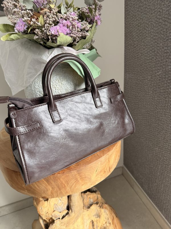 Sac à main marron en simili cuir – Élégance et raffinement