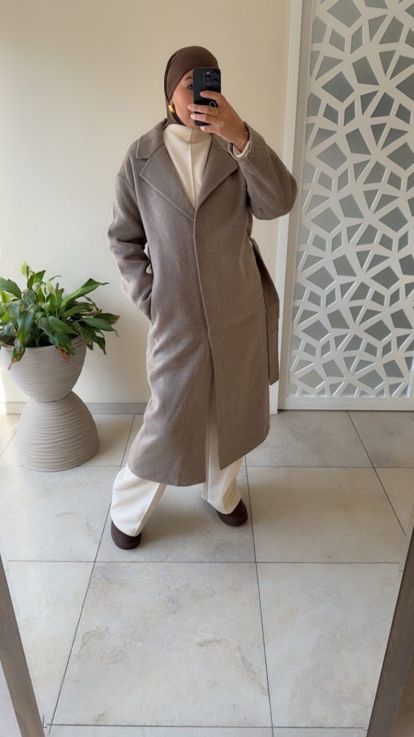 img_8272 Manteau Long 70% Laine – Coupe Élégante & Pressions Invisibles taupe