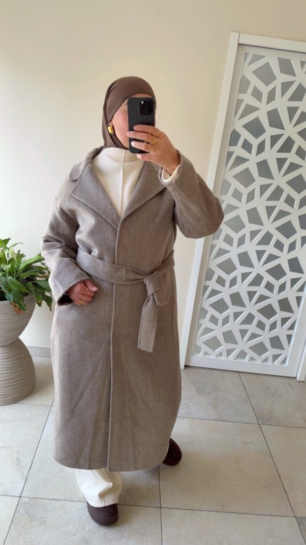 img_8274 Manteau Long 70% Laine – Coupe Élégante & Pressions Invisibles taupe