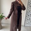 Manteau long structuré – Coupe élégante et moderne marron